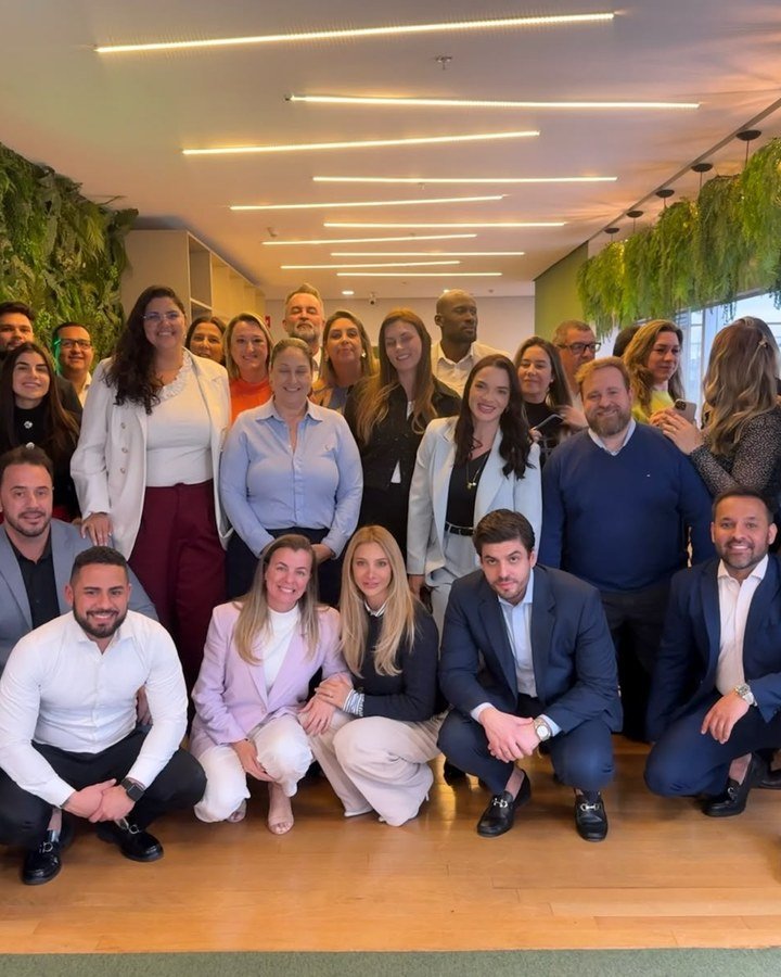 Uli Zarzana em equipe corporativa